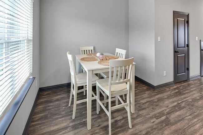 Building Photo - 1451 Associates Ave