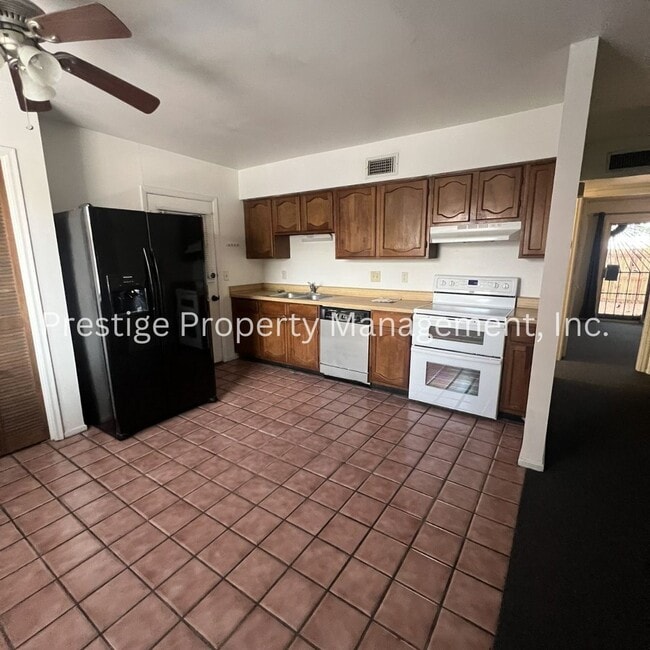 Building Photo - !!Charming Townhome With Fenced Yard!!
