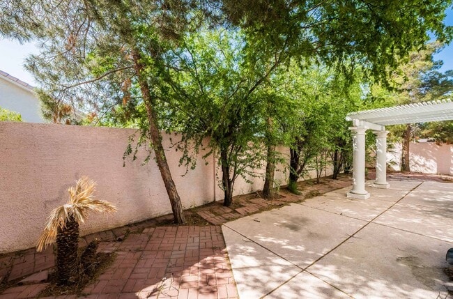 Building Photo - Stunning 3 Bedroom home!