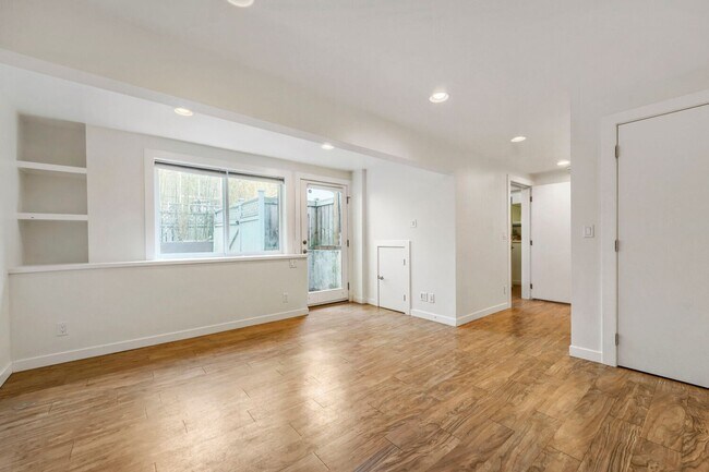 Building Photo - 422 W Raye St