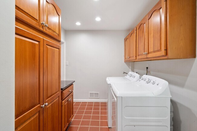 Building Photo - 7732 Canal Ct