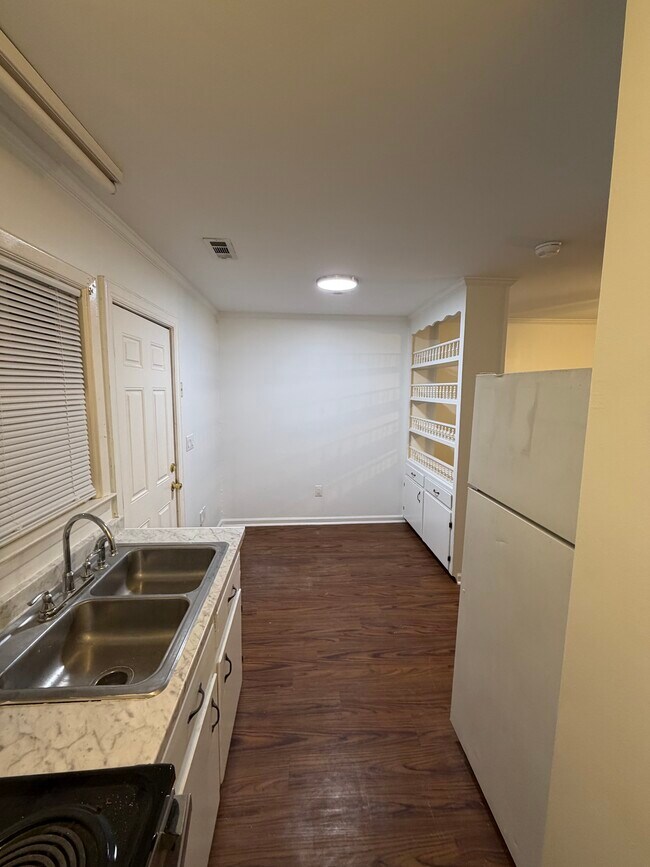 Building Photo - 8836 Deerwood Dr