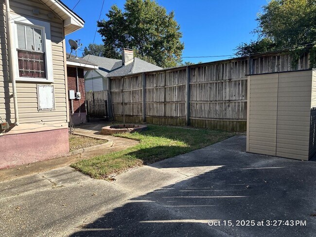 Building Photo - RHODES AREA 4 Bedroom Home Now Available F...