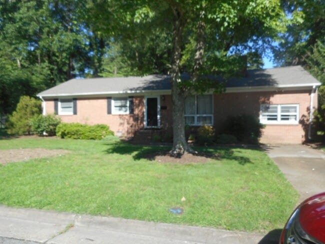 Building Photo - 4 Fairway Ln