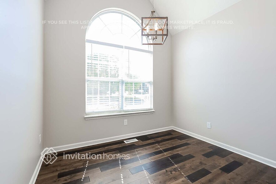 Building Photo - 2808 Meadow Gln