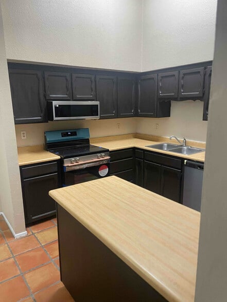 Building Photo - 5757 Lawndale Dr
