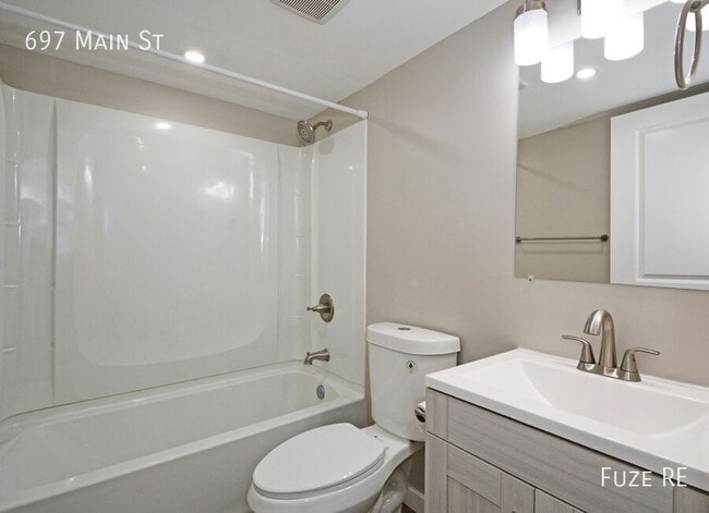 Building Photo - 697 Main St