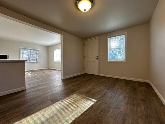Building Photo - Recently Renovated 3 Bedroom 1 Bath Single...