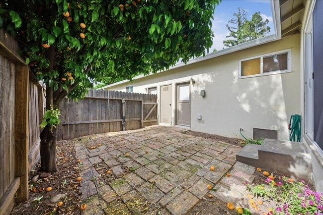 Building Photo - 1155-1155 Rodeo Way