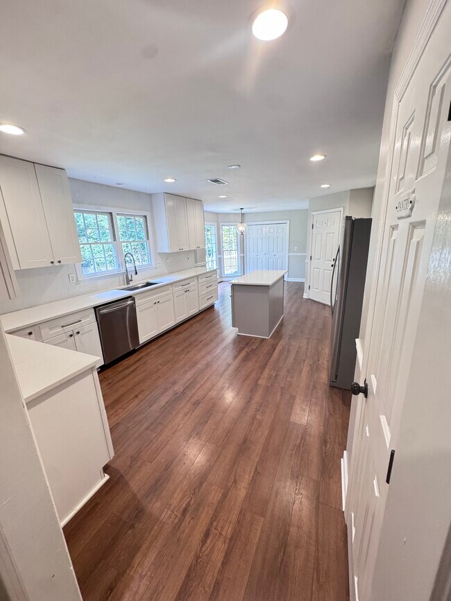 Building Photo - 1884 Dovonshire Rd S W