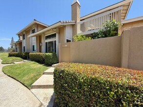 Building Photo - Stunning Townhome with Fabulous Community ...