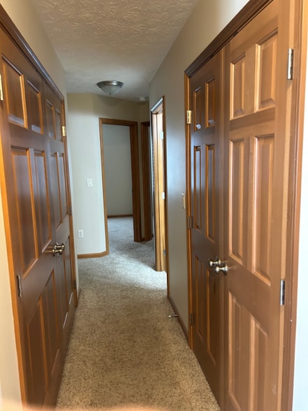 Building Photo - 2439 Meadowpoint Dr