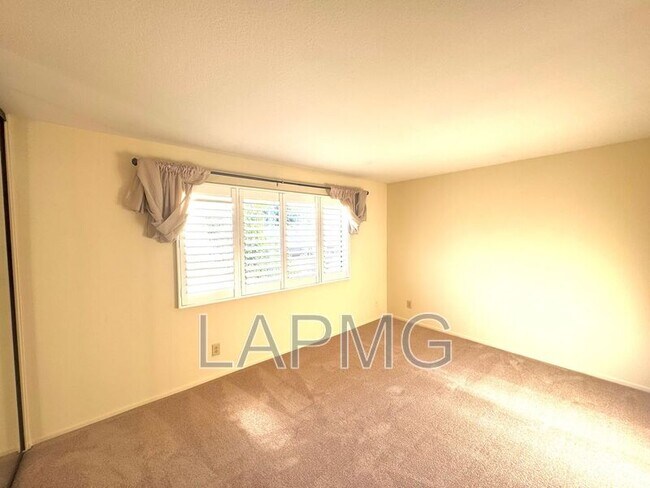 Building Photo - 12251 Moorpark St