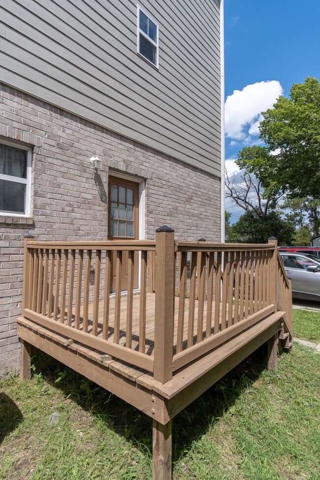 Building Photo - MOVE IN READY 3 Bedroom!