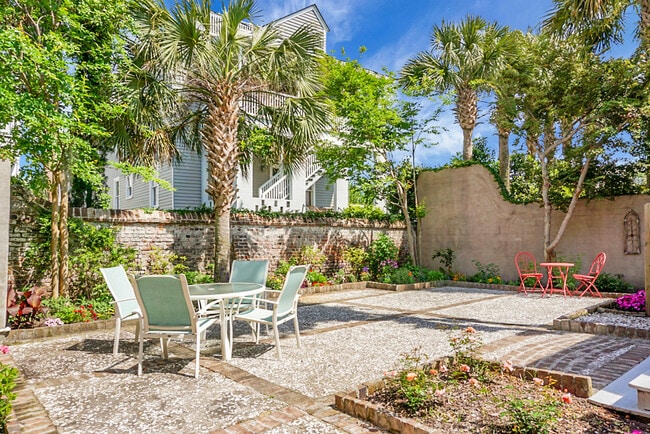 Building Photo - 6 Wentworth St