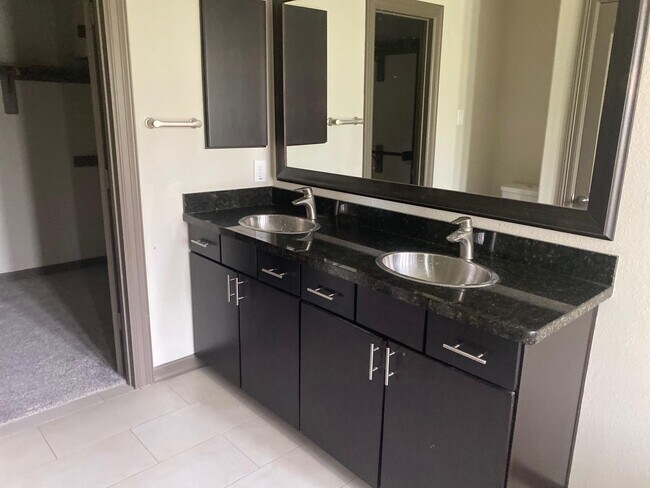 Building Photo - 102 Aventura Pl