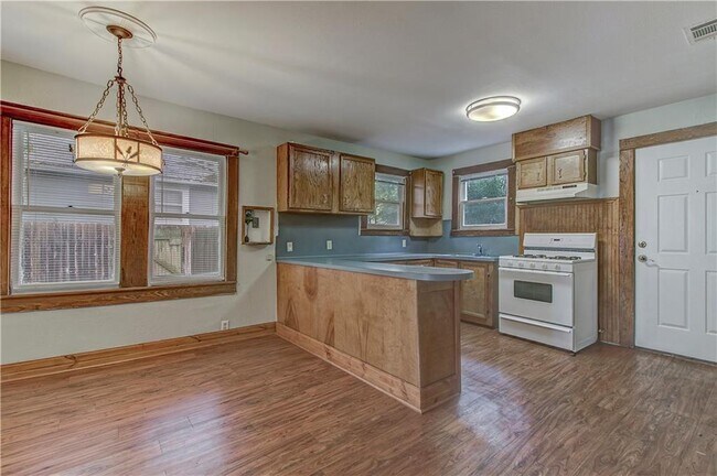 Building Photo - 607 E 15th St