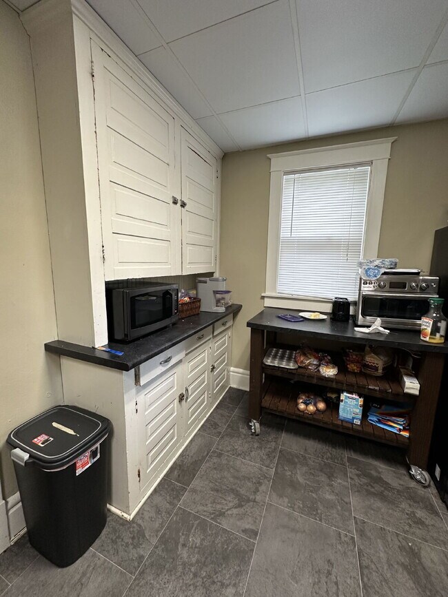 Building Photo - 6 bedroom 2 bath Duplex - available for Ju...