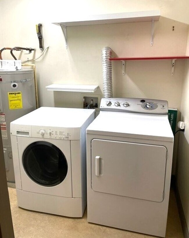 Building Photo - Modern Top Floor Condo with Views, Secured Building & Parking - Water,Sewer,Garbage Included!