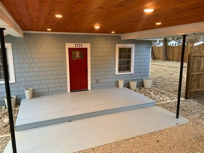 Building Photo - Charming Flat Rock Bungalow