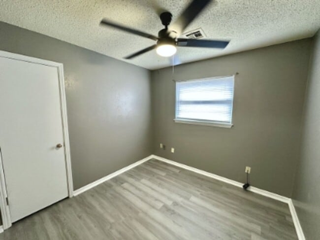 Building Photo - 4 bedroom