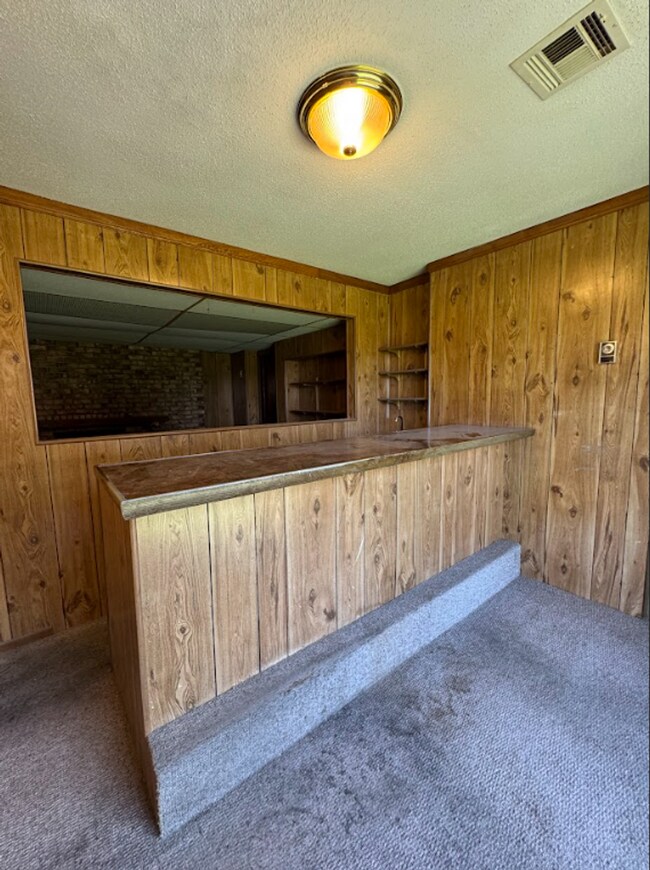 Building Photo - 4 Bed, 2 Bath Home - Apply Today!