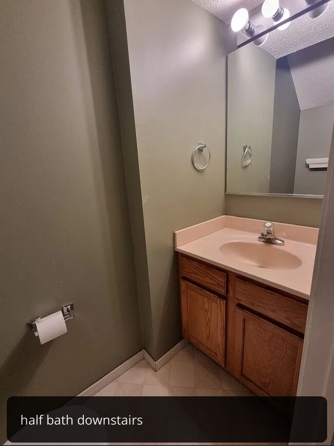 Building Photo - 3 bedrooms with Garage!