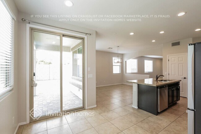 Building Photo - 2320 W Desert Ln