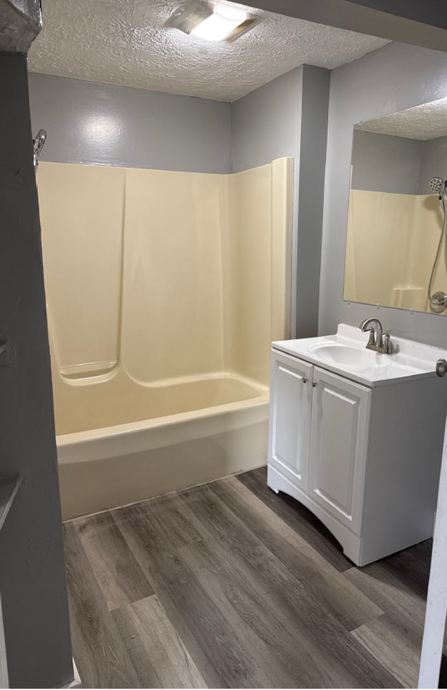Building Photo - Great 2 bed 1.5 bath home includes bonus room and has central air conditioning!