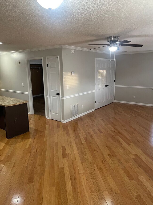 Building Photo - Price Improvement! Great 1 bedroom 1 bath located in a great area of NW Cleveland! Leasing Specia...