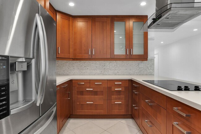 Building Photo - Beautiful house on the water with a pool