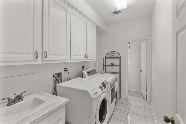 Building Photo - 1406 Kelliwood Oaks Dr