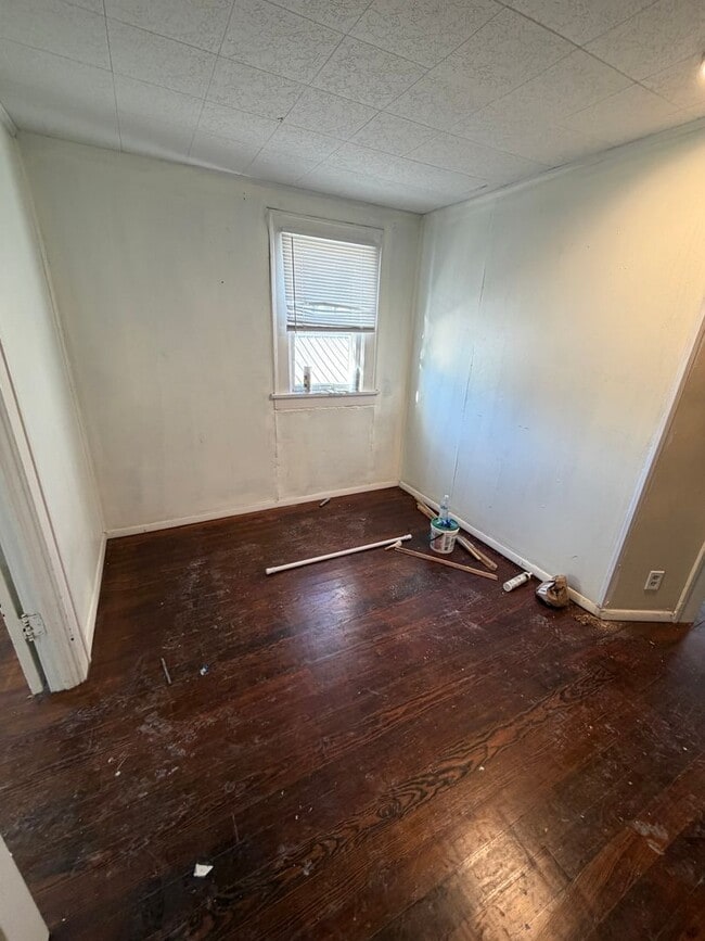 Building Photo - Spacious Duplex