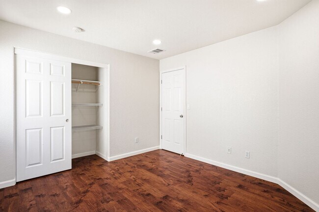 Building Photo - Beautiful single 4 Bed, 2.5 Bath Family Home in Quiet Neighborhood!