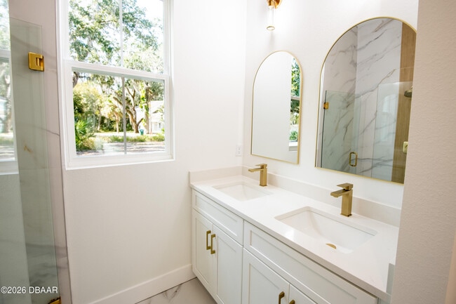 Building Photo - 618 N Duss St