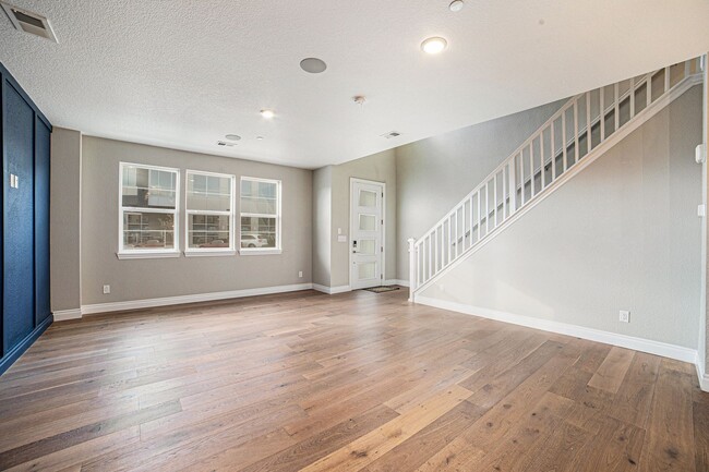 Building Photo - Gorgeous Townhome at Victory Ridge!
