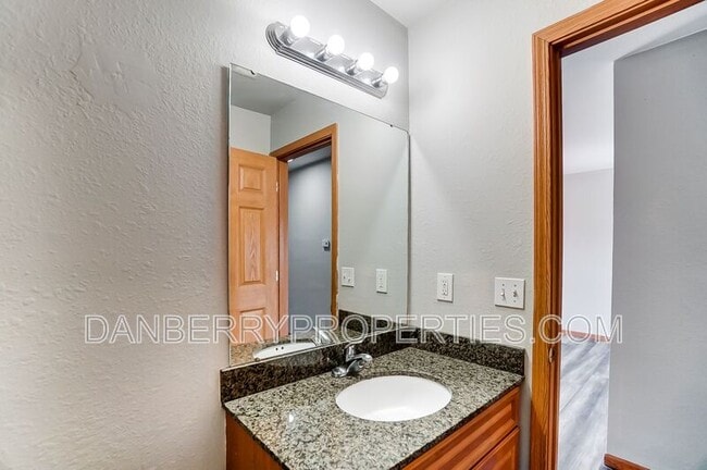 Building Photo - 1117 N Byrne Rd