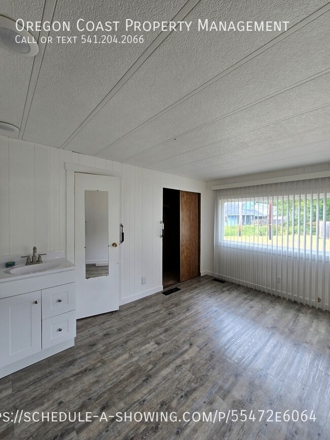 Building Photo - 963 S Grayling St