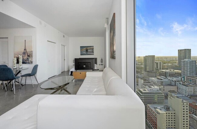 Excelent studio apt - 151 SE 1st St