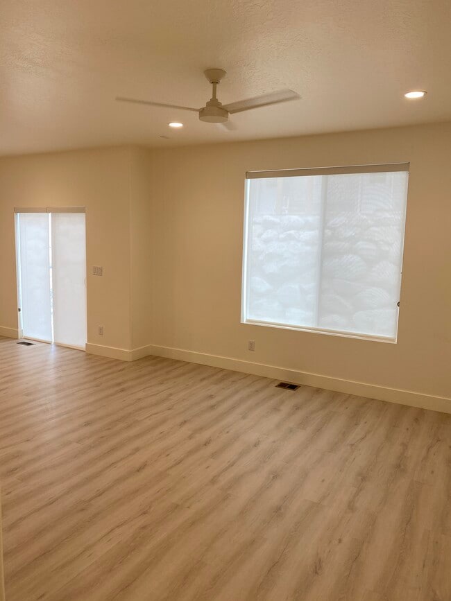 Familiy Room - 956 W Vista Ridge Dr