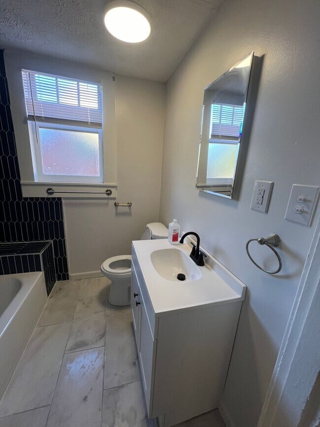 Building Photo - 425 Gibson Ave