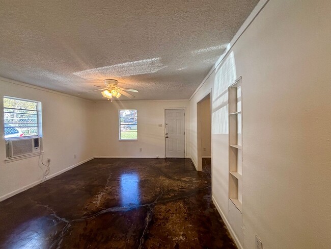 Building Photo - 2/1 House in Hip East Austin!