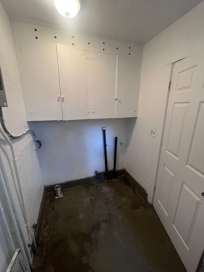 Building Photo - ADORABLE 2 BEDROOM HOME!!