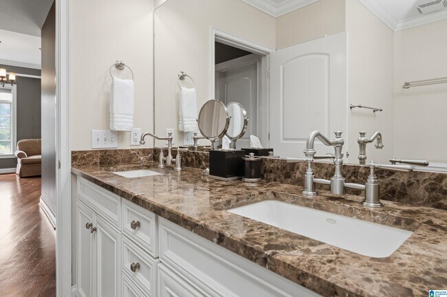 Building Photo - 2600 Highland Ave