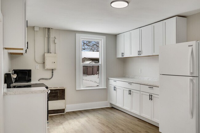Building Photo - 1407 4th St S