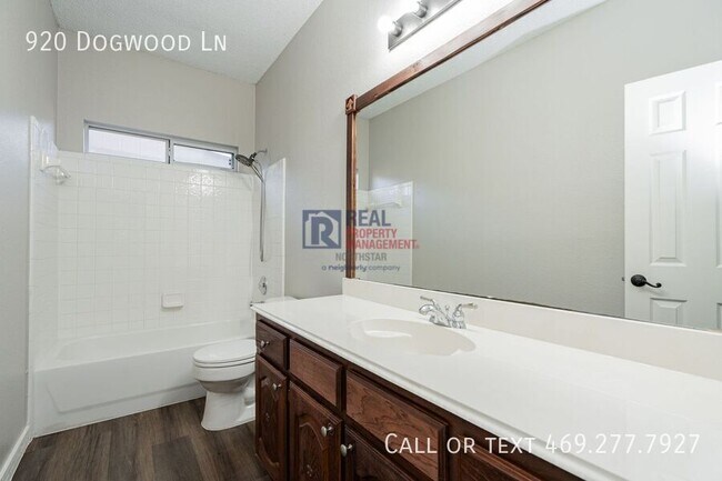 Building Photo - 920 Dogwood Ln