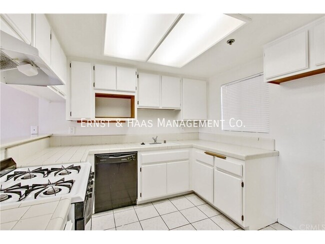 Building Photo - Beautiful Third Floor Condo with City Views!