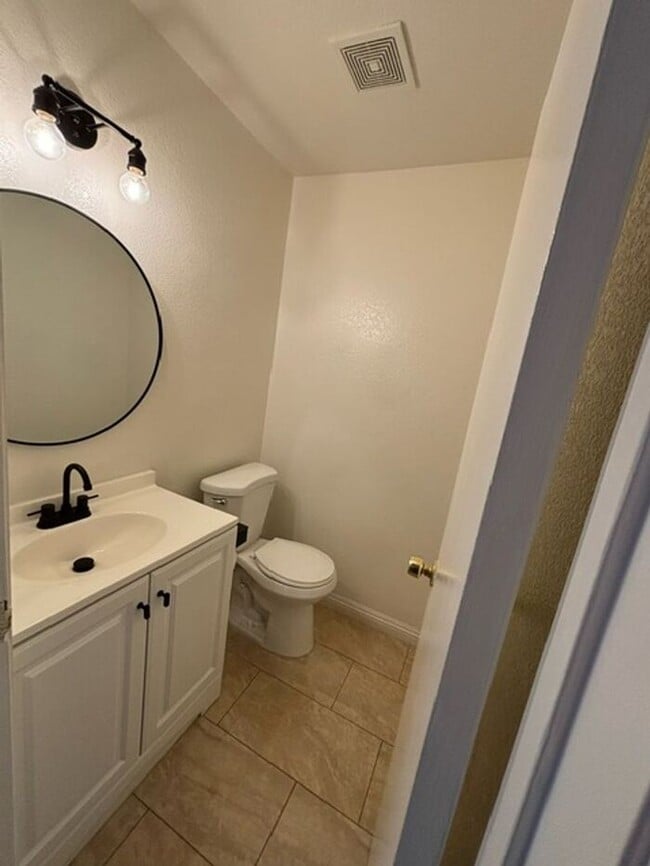 Building Photo - Beautiful Dual Master Townhome Palmdale