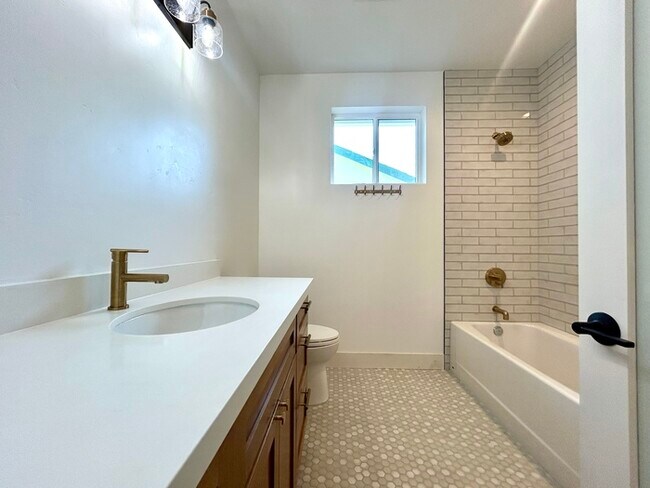 Building Photo - Beautiful 2bd/1ba 900 sq. ft. ADU in Roseville! Own private driveway! SOLAR!