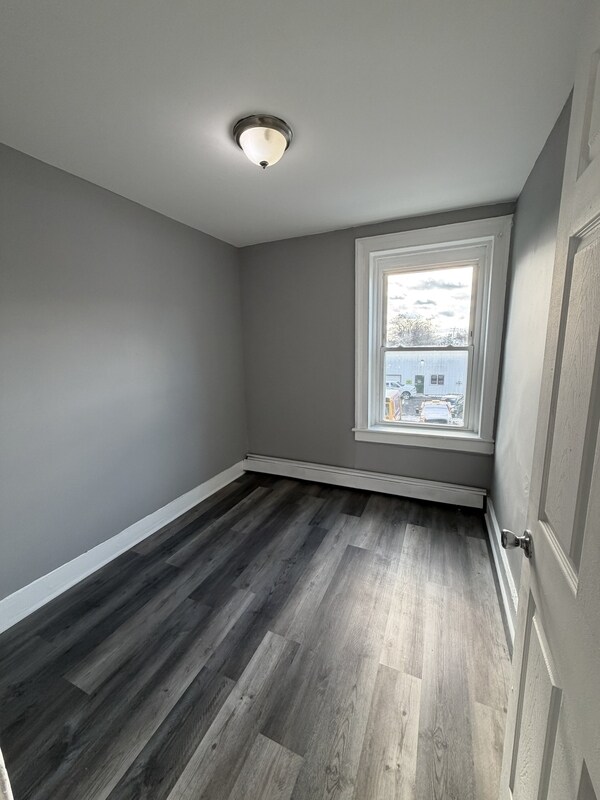 Building Photo - 241 Saratoga St